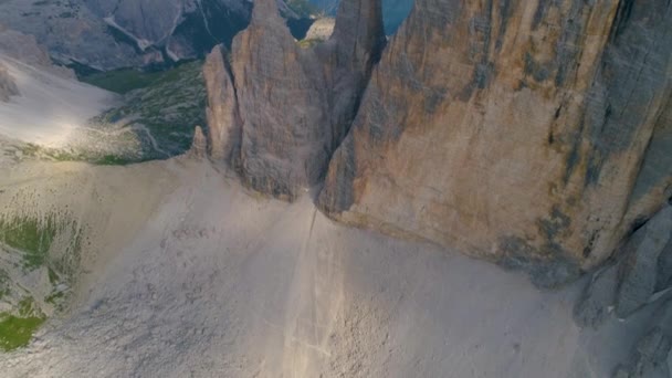 Tre Cime Three Peaks Lavaredo Mountain Peak Extreme Rock Formation — Stockvideo