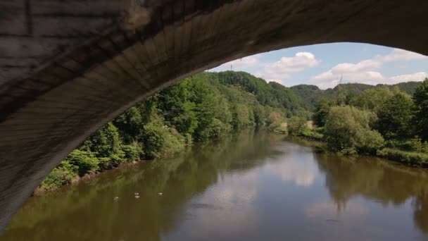 Rostiges Altes Zuggestell Das Einem Sonnigen Frühlingstag Über Die Sieg — Stockvideo