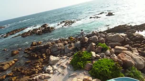 Denizin Ortasındaki Kayalıklarda Duran Adamın Fpv Görüntüsü Deniz Dalgaları Sahile — Stok video