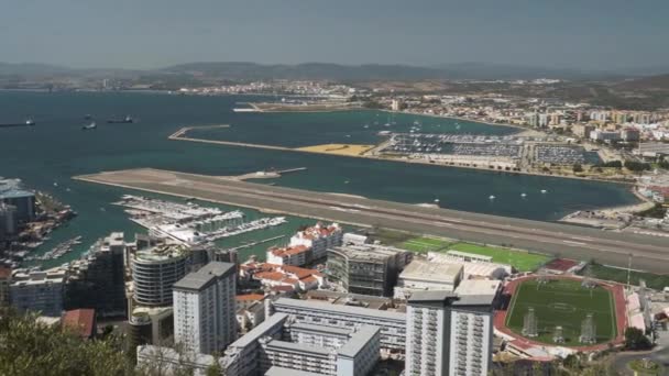 Baai Van Gibraltar Stad Haven Luchthaven Start Landingsbaan Strekt Zich — Stockvideo