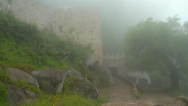 Uraltes Wachhaus Der Maurenburg Aus Nebel Aufgetaucht — Stockvideo