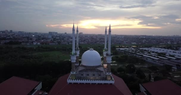 Membalik Tembakan Pesawat Tak Berawak Dari Masjid Agung Jawa Tengah — Stok Video