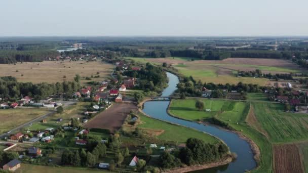 Flygfoto Kurvig Flod Med Träbro Som Drivs Liten Jordbruksby Siktbar — Stockvideo