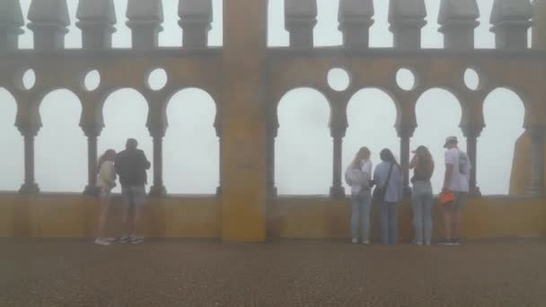 Sterke Windstoten Met Weinig Regendruppels Verdedigingsmuur Van Pena Castle — Stockvideo