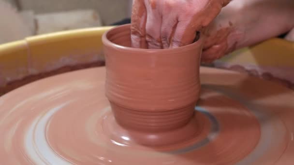 Vytváření Stěn Hrnku Keramiky Kole — Stock video