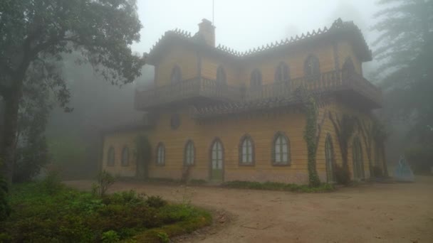 Fog Covering Chalet Leisure Residence Voor Gravin Edla Pena Park — Stockvideo