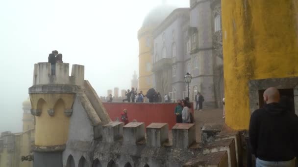 Turistas Posando Frente Castillo Pena Con Niebla Cubriendo Toda Zona — Vídeo de stock