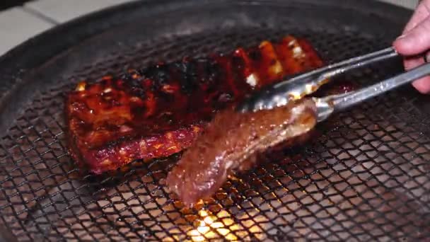 火烤烧烤 排骨和牛排上烤着鲜肉 — 图库视频影像