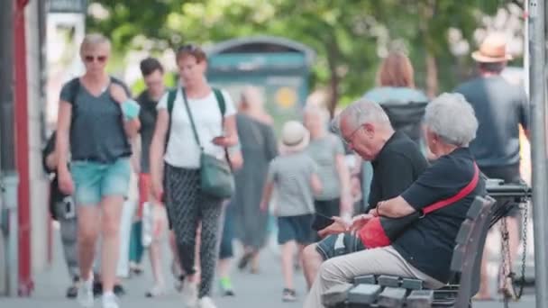 Grupa Ludzi Spacerujących Centrum Monachium Starsza Para Siedzi Ławce Obserwuje — Wideo stockowe