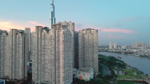 Dron Latający Nad Wysokimi Budynkami Miejskim Centrum Chi Minh City — Wideo stockowe