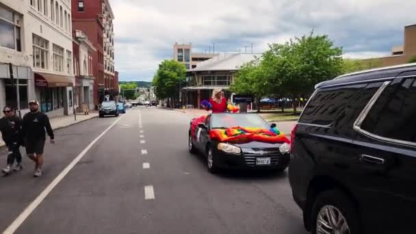Person Red Dress Long Blond Hair Riding Back Convertible Celebrate — Stok Video