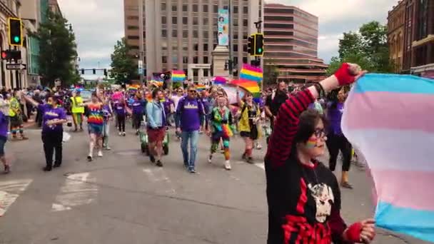 Colorido Grupo Personas Bailando Marchando Desfile Del Orgullo Gay Portland — Vídeo de stock