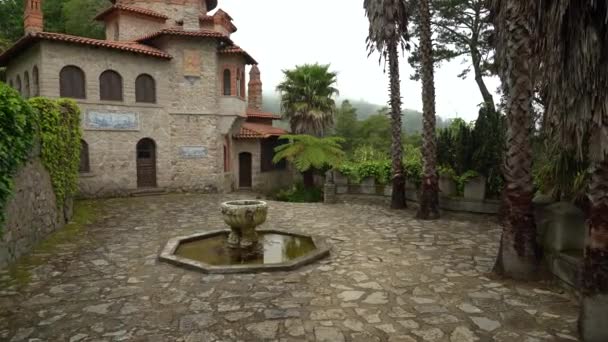 Villa Sassetti Fuente Montaña Con Niebla Niebla Nublado Por Encima — Vídeo de stock