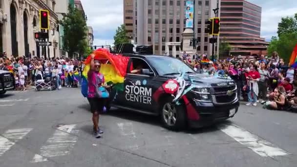 Stacja Telewizyjna Obchodzi Gay Pride Parade Portland Maine — Wideo stockowe