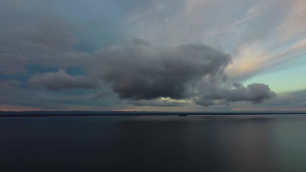 Воздушный Кадр Облаков Над Водой Восходе Солнца Голубое Розовое Небо — стоковое видео