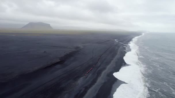 Летючи Вздовж Безконечного Чорного Піщаного Пляжу Ісландії Солемфіхарі — стокове відео