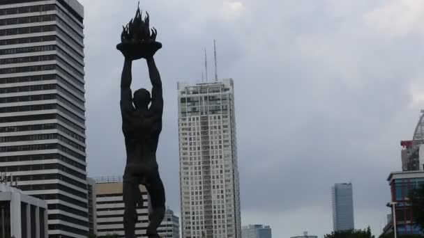 Youth Advancement Monument Patung Pemuda Membangun Είναι Ένα Άγαλμα Που — Αρχείο Βίντεο