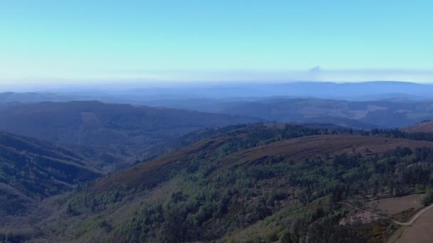 Green Forests Some Mountains Distant Horizon Background Cool Sunny Day — Vídeo de Stock