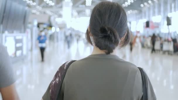 Ασιάτισσα Γυναίκα Πόδια Στο Αεροδρόμιο Για Ελέγξετε Μετρητή Για Ταξίδια — Αρχείο Βίντεο