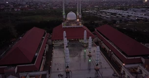 Mengelilingi Tembakan Pesawat Tak Berawak Dari Masjid Agung Jawa Tengah — Stok Video