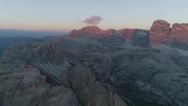 Tre Cime Άγονη Αλλοδαπός Απότομη Μυτερή Οροσειρά Κοιλάδα Σχηματισμού Πετρωμάτων — Αρχείο Βίντεο