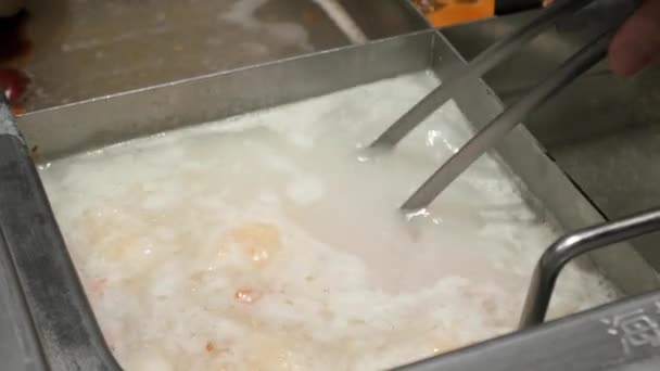 用煮沸的汤把牛油牛肉切成薄饼式的火锅 — 图库视频影像
