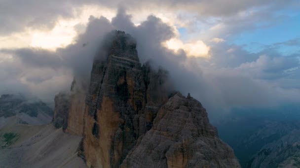 Letecký Pohled Náladové Mraky Pokrývající Mezník Tre Cime Jižní Tyrolsko — Stock video