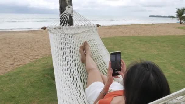 Азіатська Жінка Розслабляється Гамаку Біля Пляжу Під Кокосовим Деревом Відпустку — стокове відео