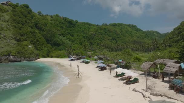 Destino Turístico Nusa Penida Areia Branca Praia Atuh Com Espreguiçadeiras — Vídeo de Stock