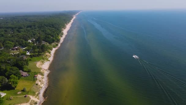 Loď Plachtění Paralely Pobřeží Jezera Michigan Horku Léta Muskegonu — Stock video