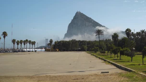 Leerer Parkplatz Unter Dem Felsen Von Gibraltar Umgeben Von Rauchwolken — Stockvideo