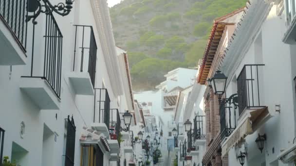Neat Narrow Street Spanish Town Mijas White Houses Tilt Shot — Stockvideo