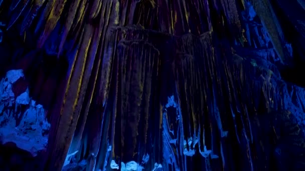 青い光に照らされた多くの鍾乳石聖ミヒャエルの洞窟ジブラルタル — ストック動画