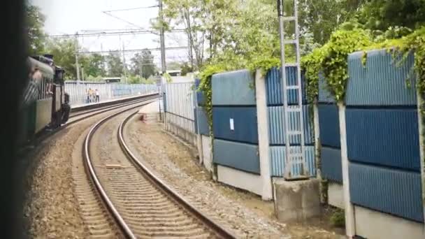 チェコの鉄道駅に到着する蒸気機関車からの旅客ビュー — ストック動画