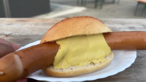 Salsicha Bockwurst Com Pão Mostarda Perto — Vídeo de Stock