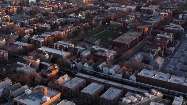 Metro Trein Reizen Stedelijke Buurt Zoom Out Onthult Chicago Skyline — Stockvideo