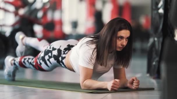 女人在垫子上做体操 — 图库视频影像