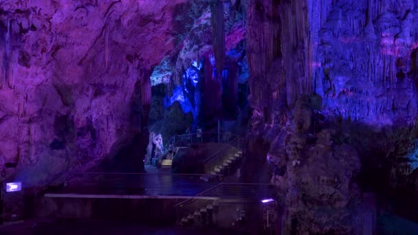 Tourists Entering Chamber Michael Cave Lit Purple Light — Stock Video