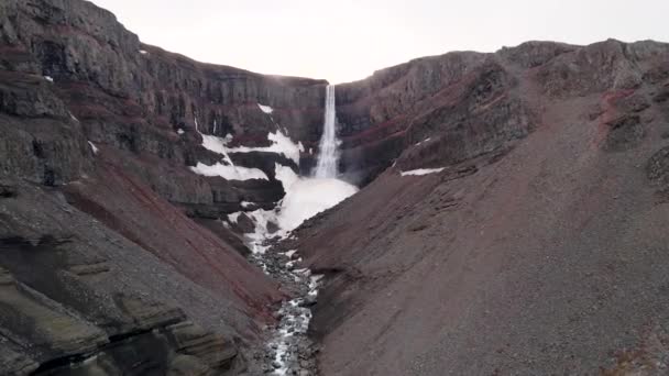 Gran Cascada Hengifoss Rodeado Capas Rojas Arcilla — Vídeo de stock