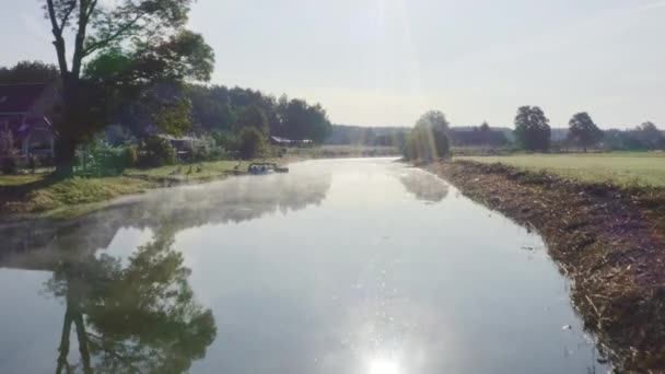 Niski Poziom Powietrza Nad Zamgloną Rzeką Biegnącą Wzdłuż Gospodarstw Rolnych — Wideo stockowe