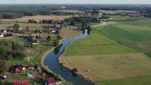 Zdjęcie Wsi Rolniczej Nad Rzeką Wśród Gospodarstw Rolnych Pól Lasów — Wideo stockowe