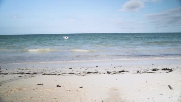 Verlegen Zwarte Jongen Lopen Blootsvoets Het Strand Schot Verbergen Zijn — Stockvideo