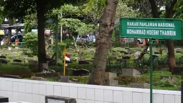 印度尼西亚民族英雄Mohammad Hoesni Thamrin的坟墓位于2022年5月28日印度尼西亚雅加达市中心的Karet Bivak公墓 — 图库视频影像