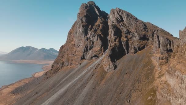 Grande Montagna Con Faro Arancione Primo Piano — Video Stock