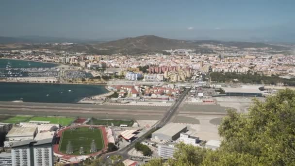 Lotnisko Pas Startowy Zatoce Gibraltarskiej Port Port Miejski Panoramiczny Strzał — Wideo stockowe