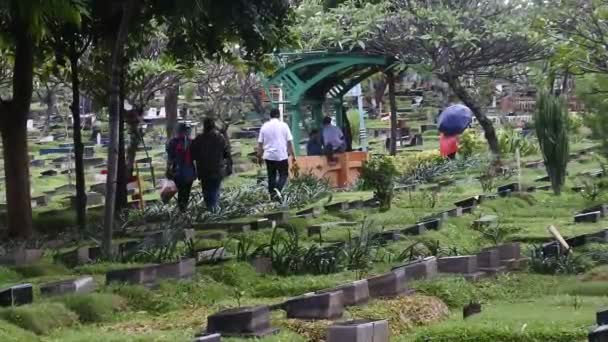Poutníci Hřbitově Karet Bivak Hřbitov Rozloze Nachází Střední Jakartě Indonésie — Stock video
