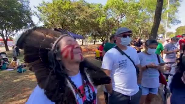 Protest Murders Dom Phillips Bruno Pereira Indigenous Man Andean Headdress — Stock Video