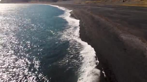 Spiaggia Nera Con Onde Nel Sud Dell Islanda — Video Stock