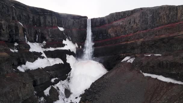 Großer Wasserfall Hengifoss Umgeben Von Roten Lehmschichten — Stockvideo