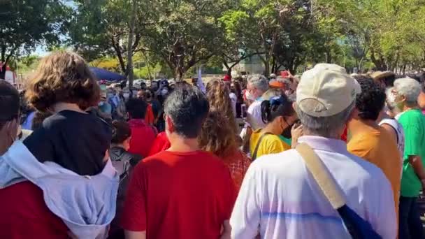 Panning Filmou Multidão Pessoas Protesto Contra Assassinatos Bruno Pereira Dom — Vídeo de Stock